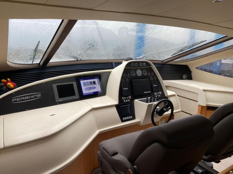 Pershing 76