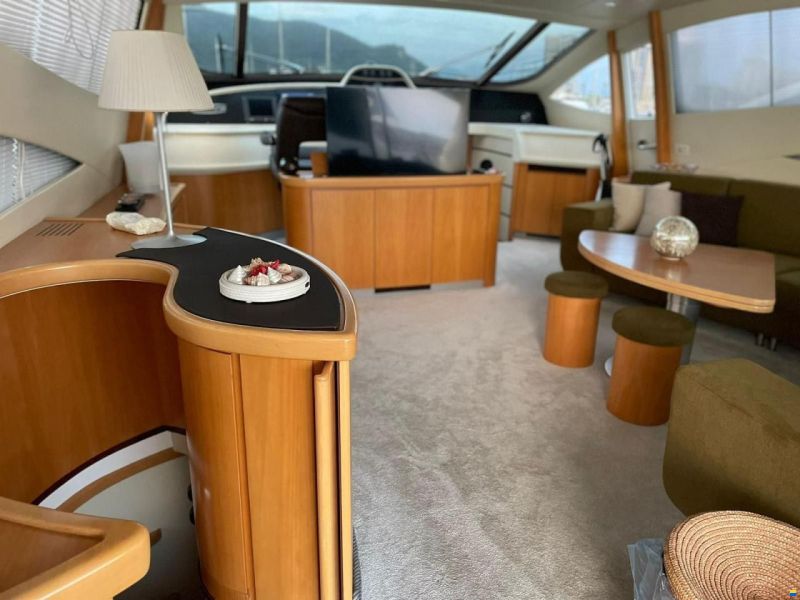 Pershing 76