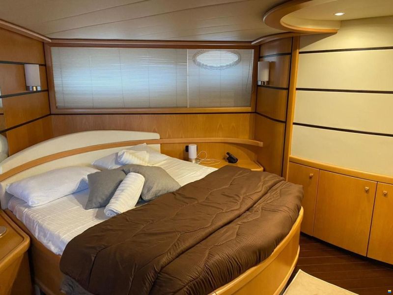 Pershing 76