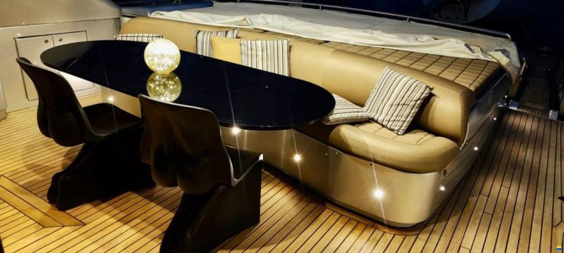 Pershing 76