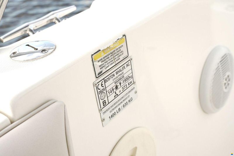 Boston Whaler 270 Outrage