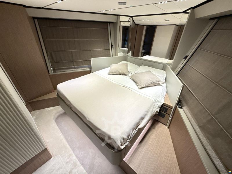 Ferretti 720