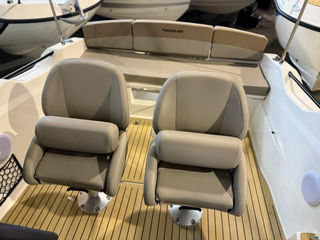 Quicksilver Activ 555 Cabin
