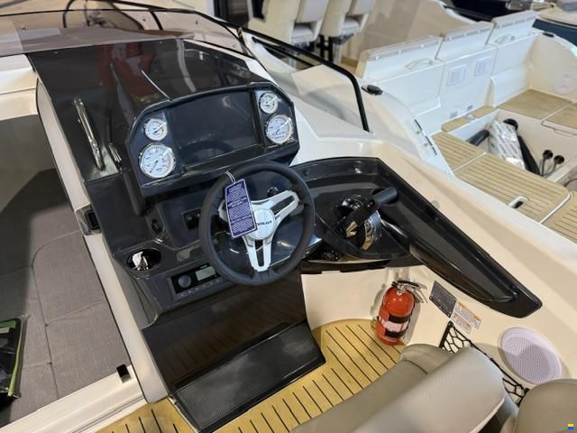 Quicksilver Activ 555 Cabin