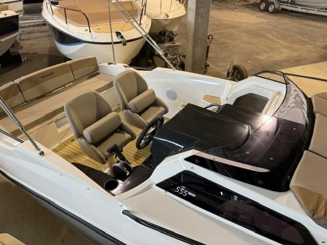 Quicksilver Activ 555 Cabin