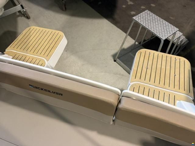 Quicksilver Activ 555 Cabin