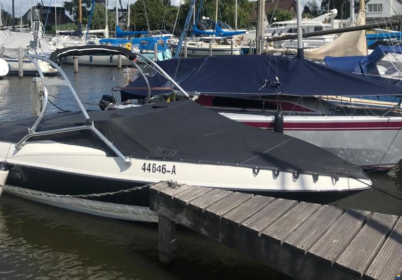Larson Senza 226 Daycruiser