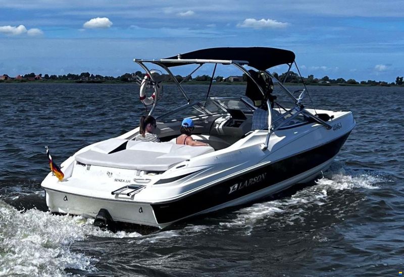 Larson Senza 226 Daycruiser