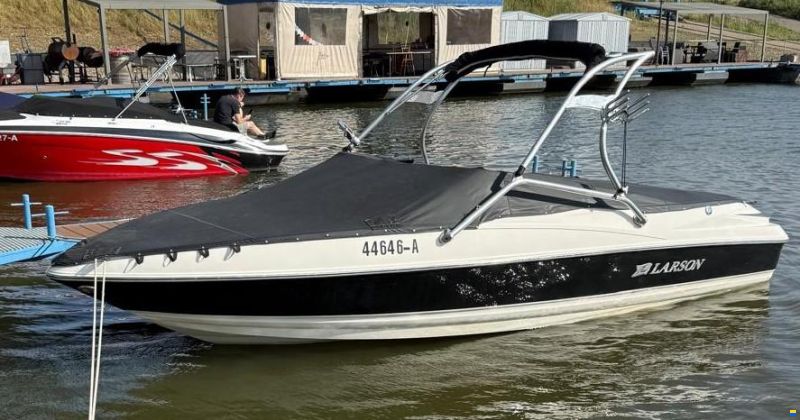 Larson Senza 226 Daycruiser