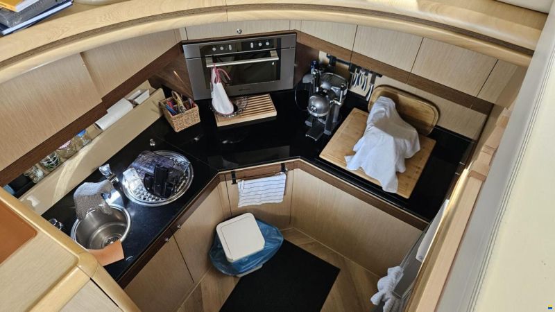 Ferretti 550