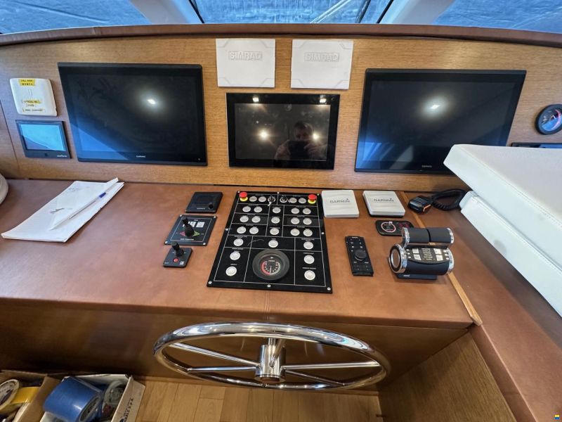 Falcon Yachts 102