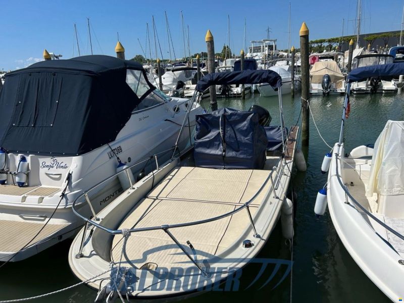 Boston Whaler OUTRAGE 22
