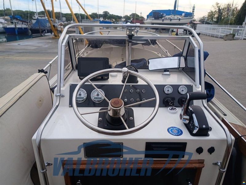 Boston Whaler OUTRAGE 22