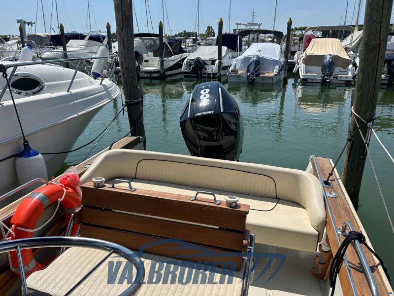 Boston Whaler OUTRAGE 22