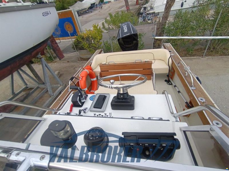 Boston Whaler OUTRAGE 22