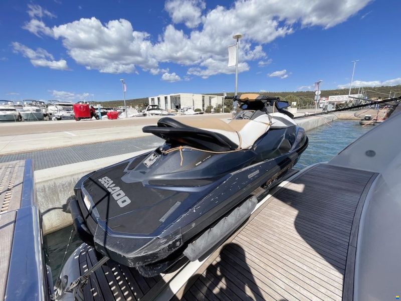 Azimut 68E