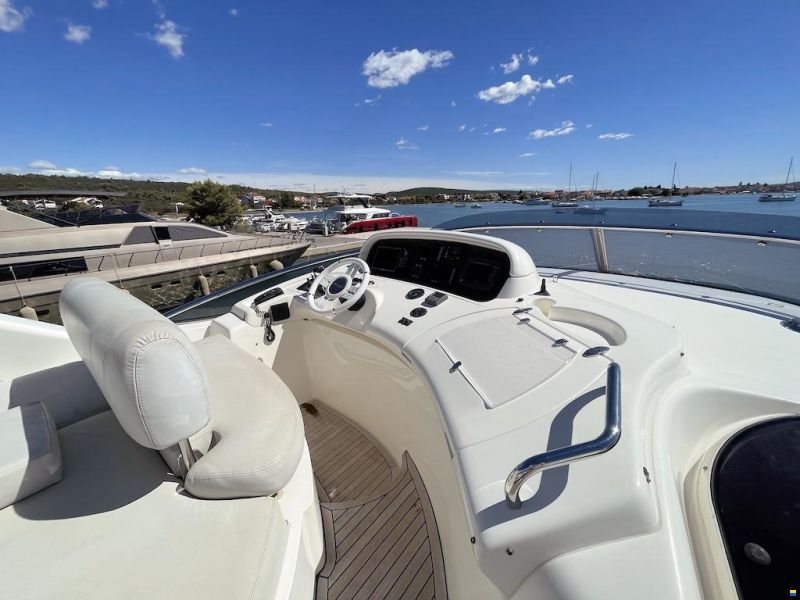 Azimut 68E