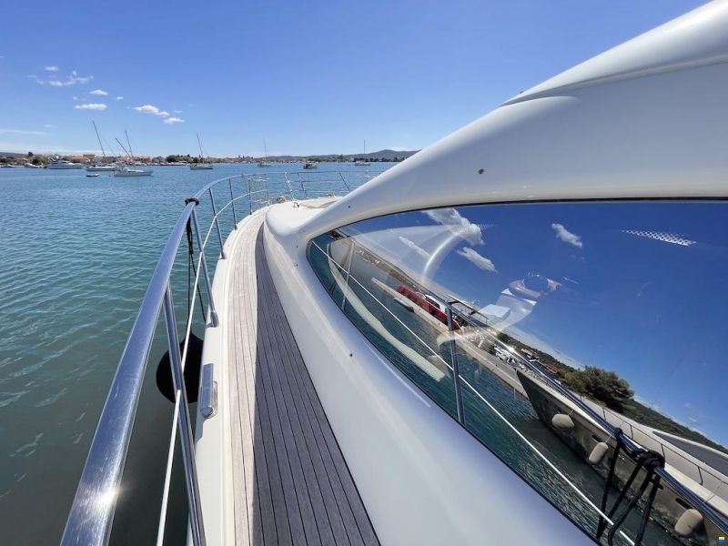 Azimut 68E