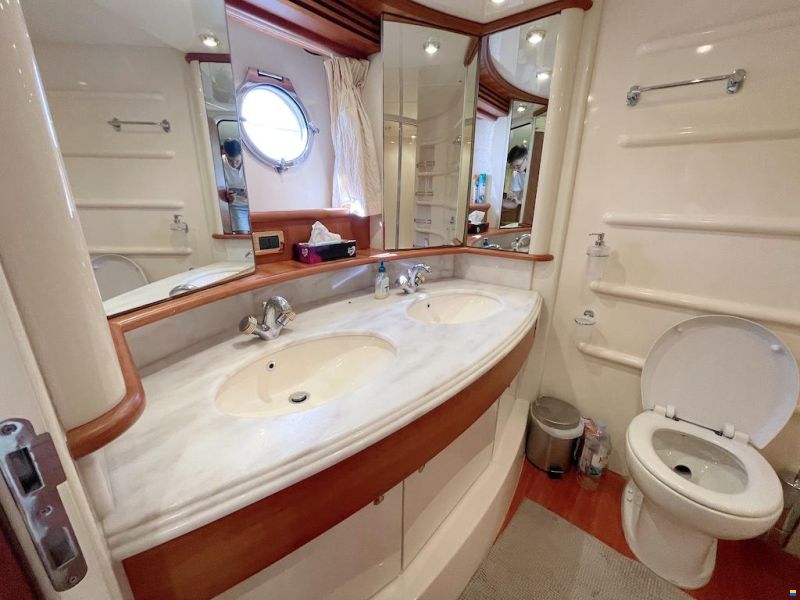 Azimut 68E