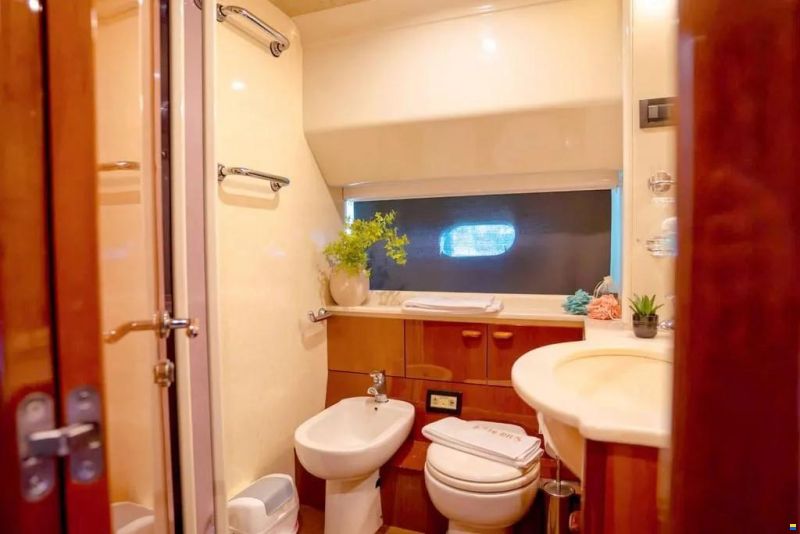 Ferretti 70