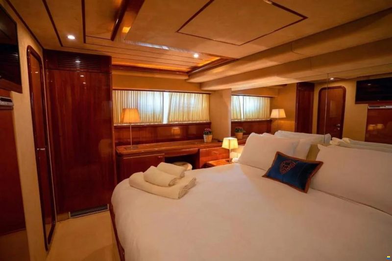 Ferretti 70