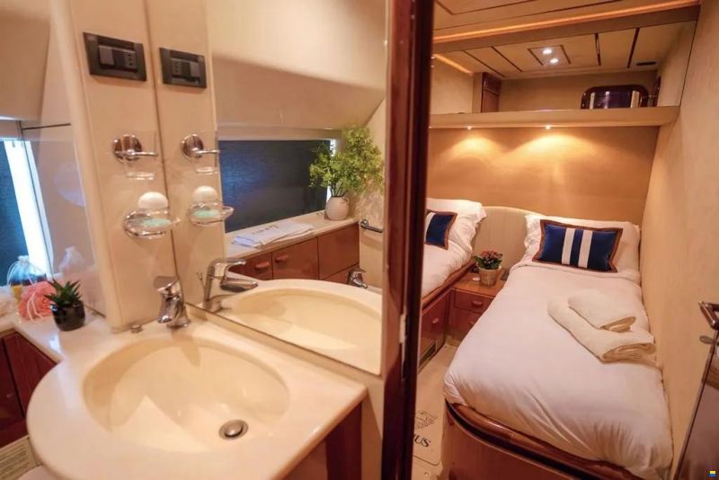 Ferretti 70