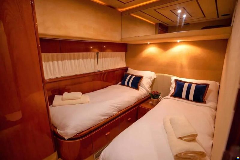 Ferretti 70