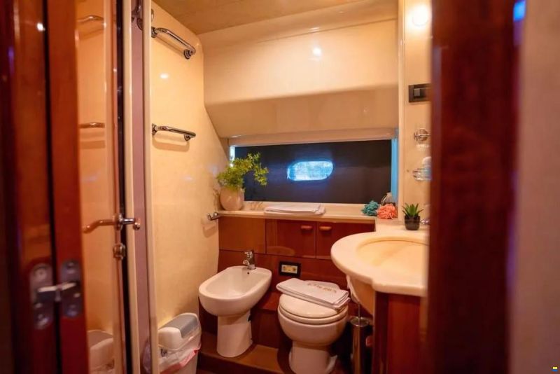 Ferretti 70