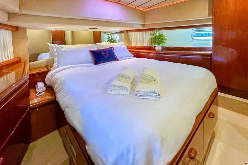 Ferretti 70