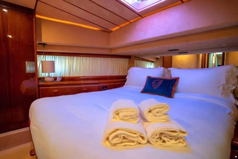 Ferretti 70