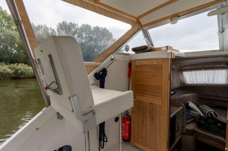 Bertram 25 Express Cruiser