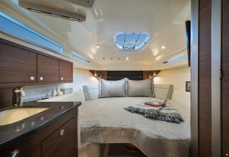 Boston Whaler 325 Conquest