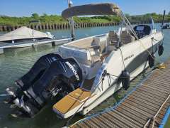 Quicksilver 805 Active Sundeck