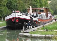 30m charmantes Wohnschiff mit Pool