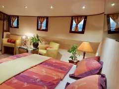 30m charmantes Wohnschiff mit Pool