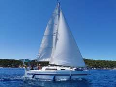 Alusegelboot mit elektrischem Hubkiel