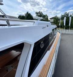 Aquador 400 HT Sportski brod