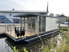 La Mare Canalboat 4 Floating house