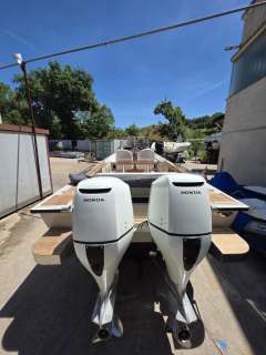 BOSTON WHALER OUTRAGE 25