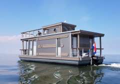 Houseboat  Under Dock  18 3