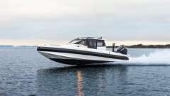 IRON 827 COUPE Kajütboot