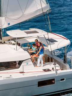 Lagoon 42 2023 - Helm Station