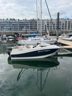 Quicksilver 455 cabin