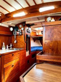 Hallberg-Rassy P28–Ocean-Ready Long Keel