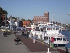 Fahrgastschiff / Hausboot