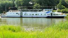 Fahrgastschiff / Hausboot