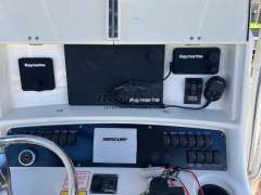 Boston Whaler 240 Outrage