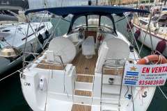 2007 Beneteau Oceanis 40 sailboat for sale, docked at marina with "En Venta" sign.