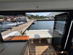Sealine C390