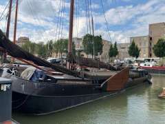 Zeilend woonschip Woonschip met vaste li Werkboot